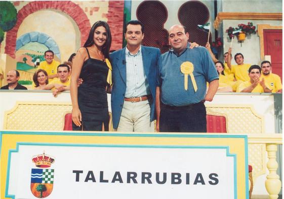 Pedro Ledesma, ex alcalde de Talarrubias, con el presentador Ramón García y la madrina del pueblo Lorena Bernal
