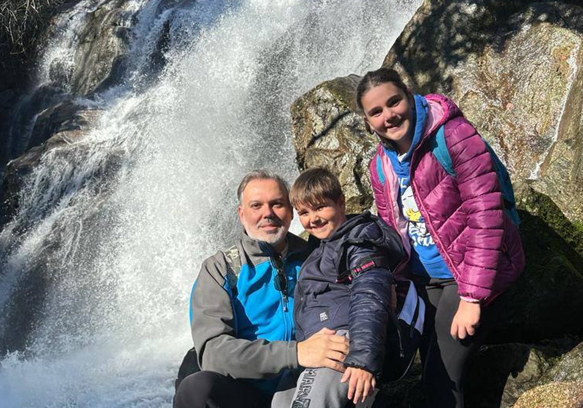 Fernando Pizarro junto a sus sobrinos en una de las cascadas.