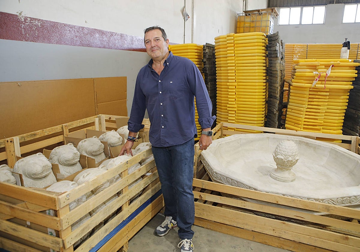 Diego Hernández con la fuente aún sin desembalar en una nave de Grúas Eugenio en Las Capellanías.