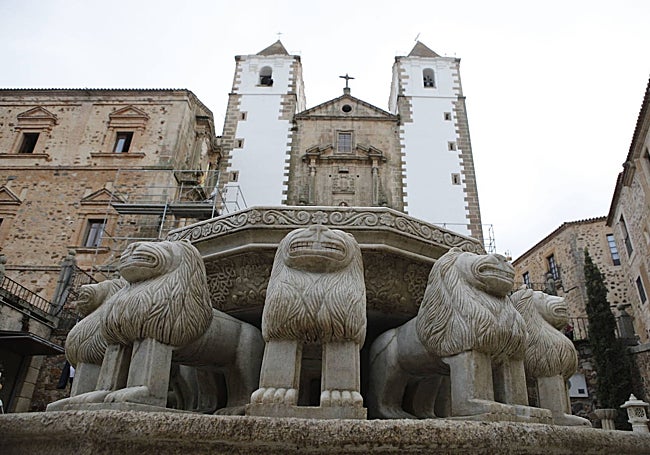 La fuente en la plaza de San Jorge durante el rodaje de la serie.