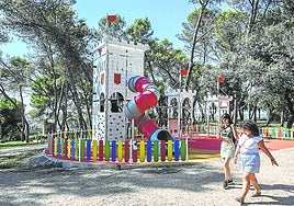 El nuevo área infantil en la Alcazaba, ya sin vallas.