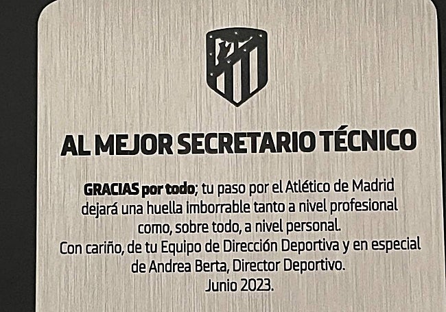 Detalle de la placa que el Atlético de Madrid le entregó a Luis Rodríguez Ardila como agradecimiento en su despedida del club.