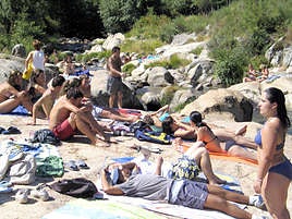 Turistas tomando el sol en las piscinas naturales de Sierra de Gata.