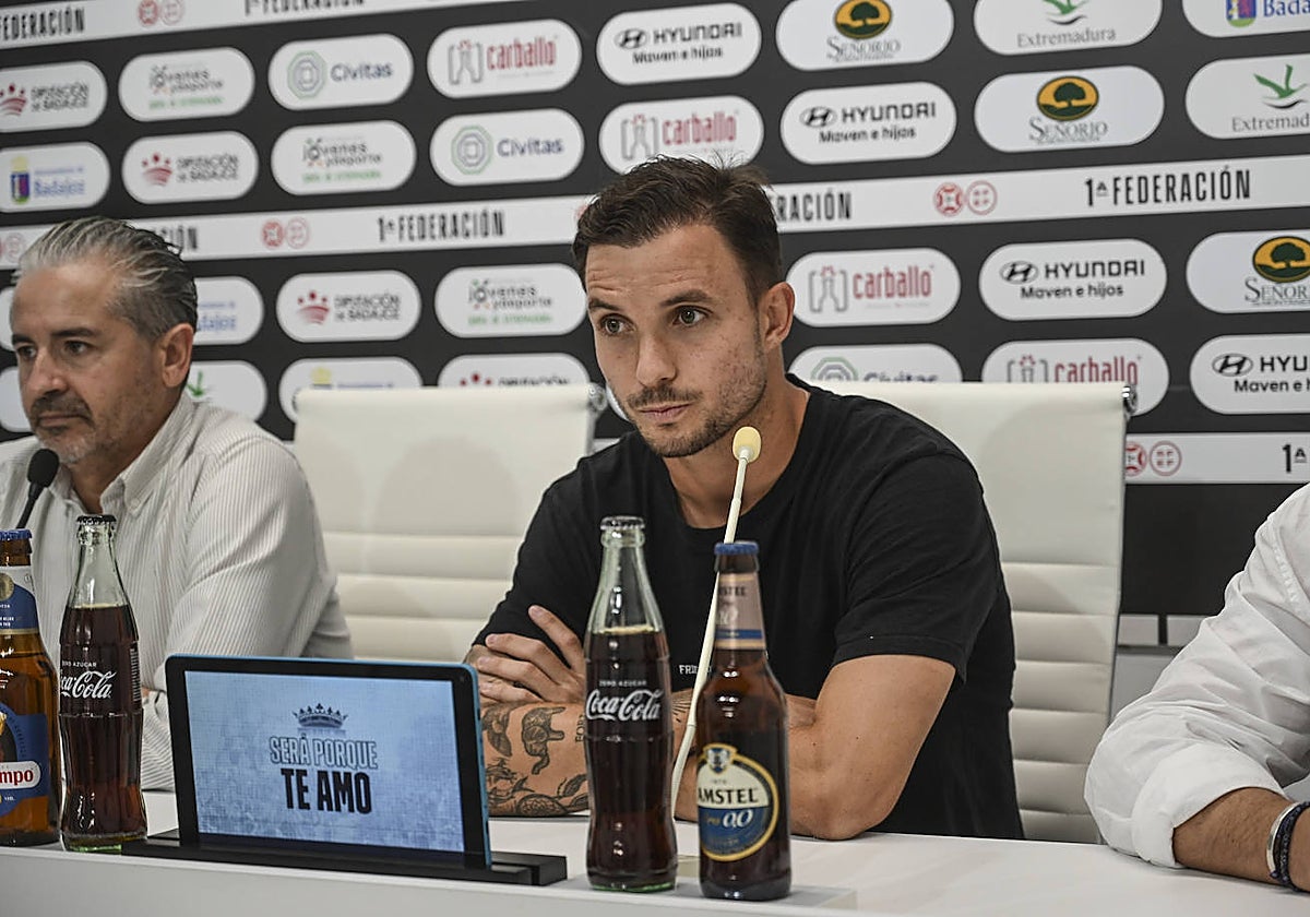 Felipe Chacartegui, con Gudi al fondo, durante su presentación en la sala de prensa del Nuevo Vivero.