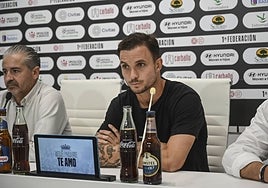 Felipe Chacartegui, con Gudi al fondo, durante su presentación en la sala de prensa del Nuevo Vivero.