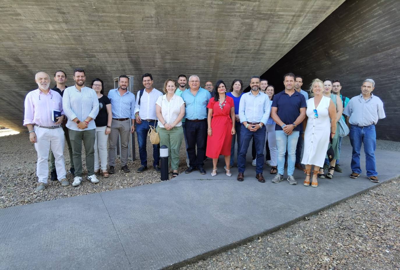 Imagen principal - Arriba, foto de familia de los miembros de la Mancomunidad asistentes a la asamblea constitutiva. Abajo, momento de la asamblea y toma de posesión del presidente.