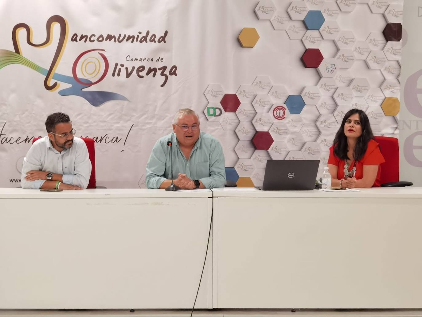 El reelegido presidente Óscar Díaz (en el centro), junto al nuevo vicepresidente Manuel J. González, y la secretaria, María Caleya Serrano.