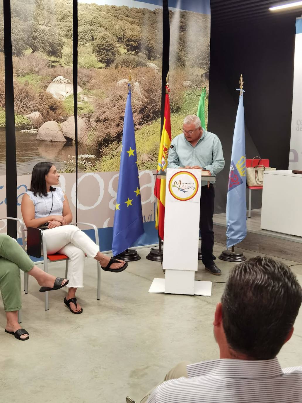 Imagen secundaria 2 - Arriba, foto de familia de los miembros de la Mancomunidad asistentes a la asamblea constitutiva. Abajo, momento de la asamblea y toma de posesión del presidente.