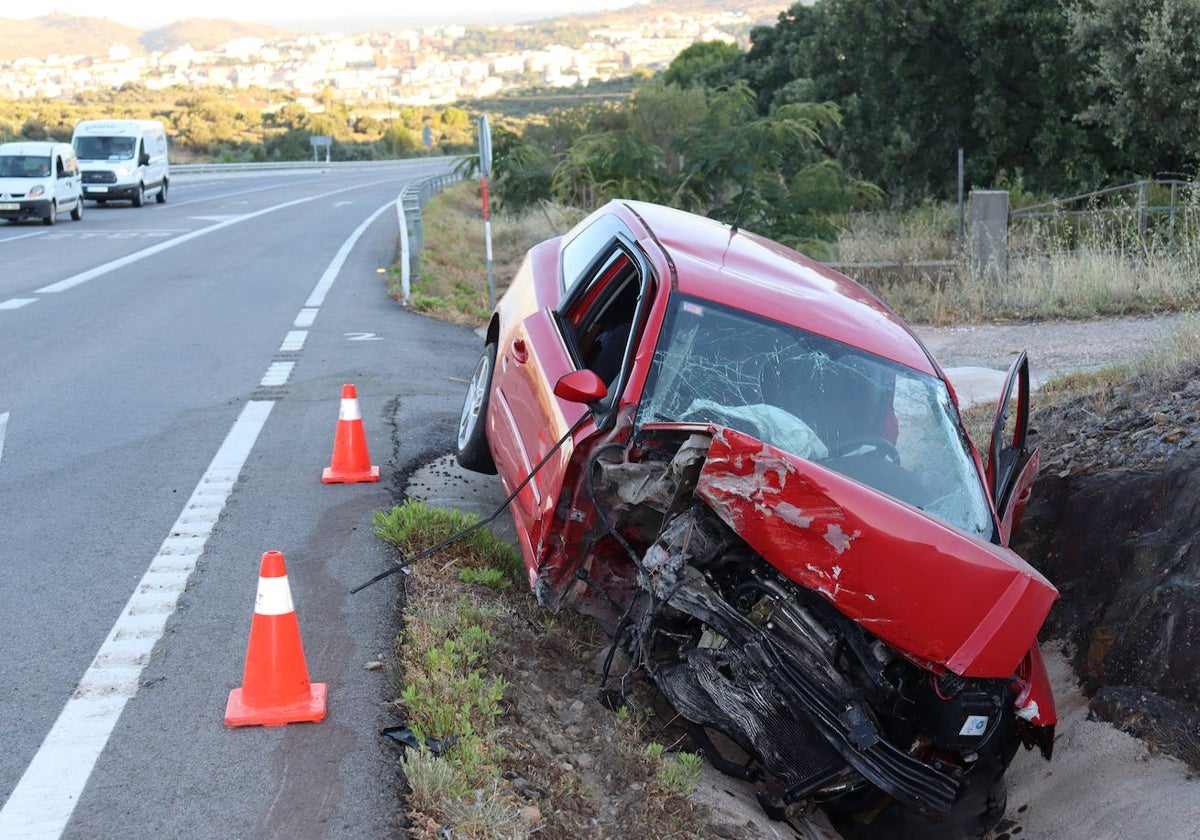 Aspecto del vehículo siniestrado en la cuneta de la carretera de La Vera.