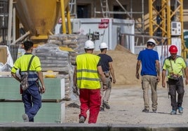 Trabajadores de la construcción, donde los costes laborales ascienden a más de 28.000 euros por trabajador en Extremadura.