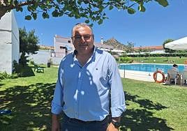 Óscar Díaz, alcalde de Alconchel, el pasado 4 de agosto, en la piscina municipal.
