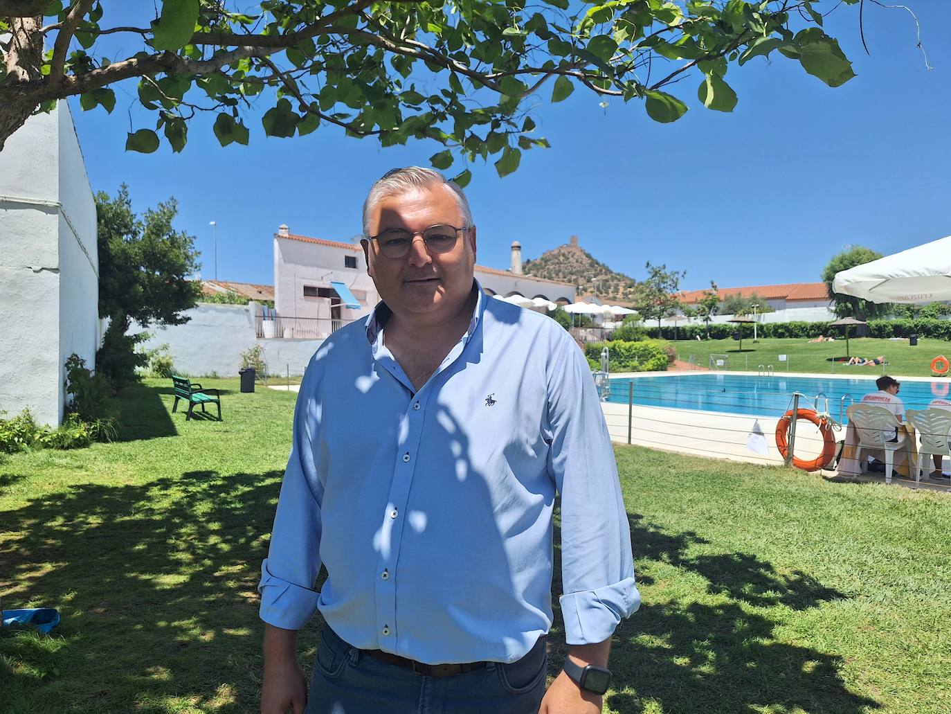 Óscar Díaz, alcalde de Alconchel, el pasado 4 de agosto, en la piscina municipal.
