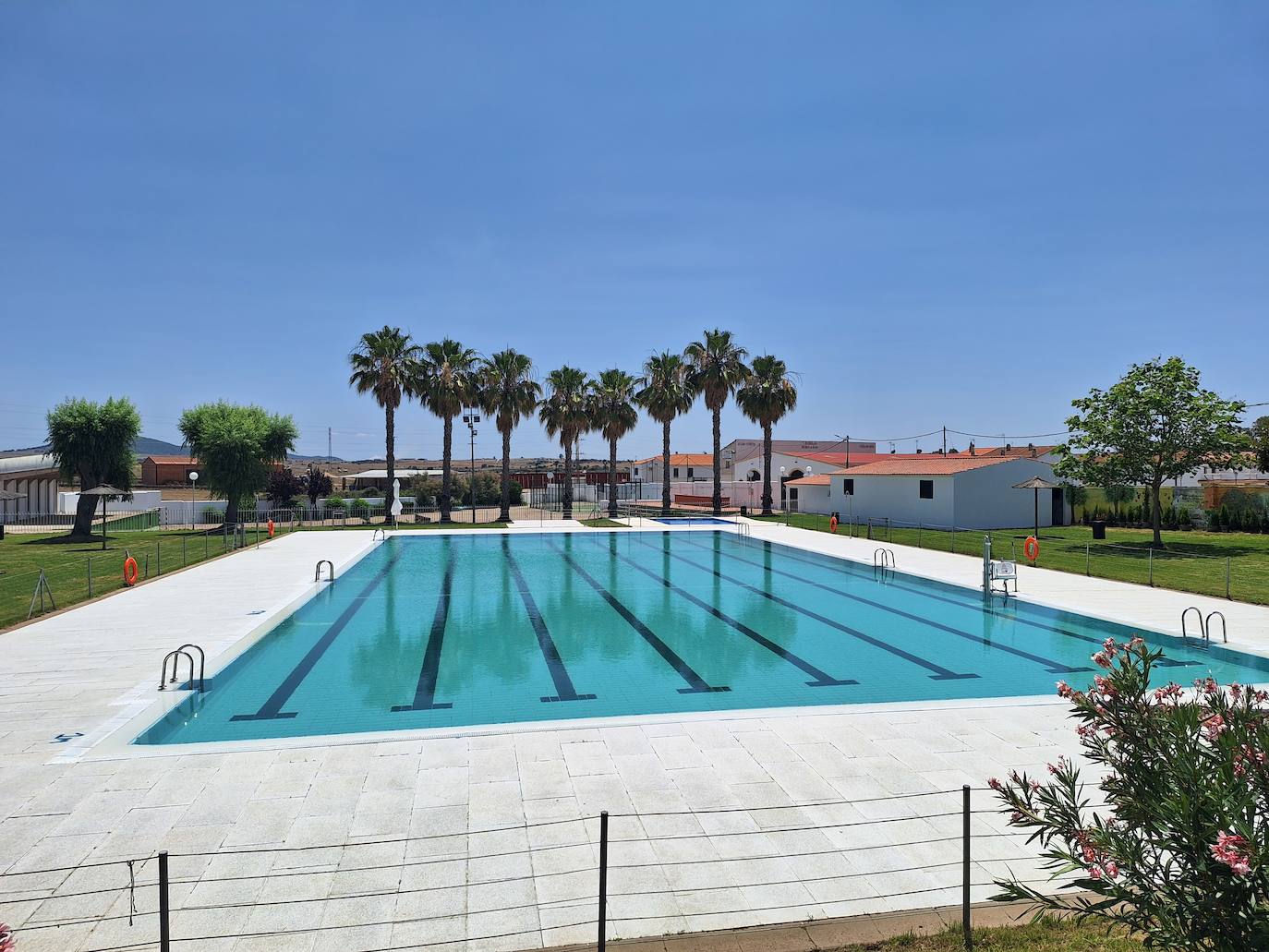Instalaciones de la piscina municipal de Alconchel, el pasado mes de junio.