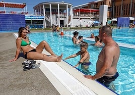 Nerea de la Iglesia pasa el domingo con Pedro López y el pequeño Pedro en la piscina de La Granadilla.