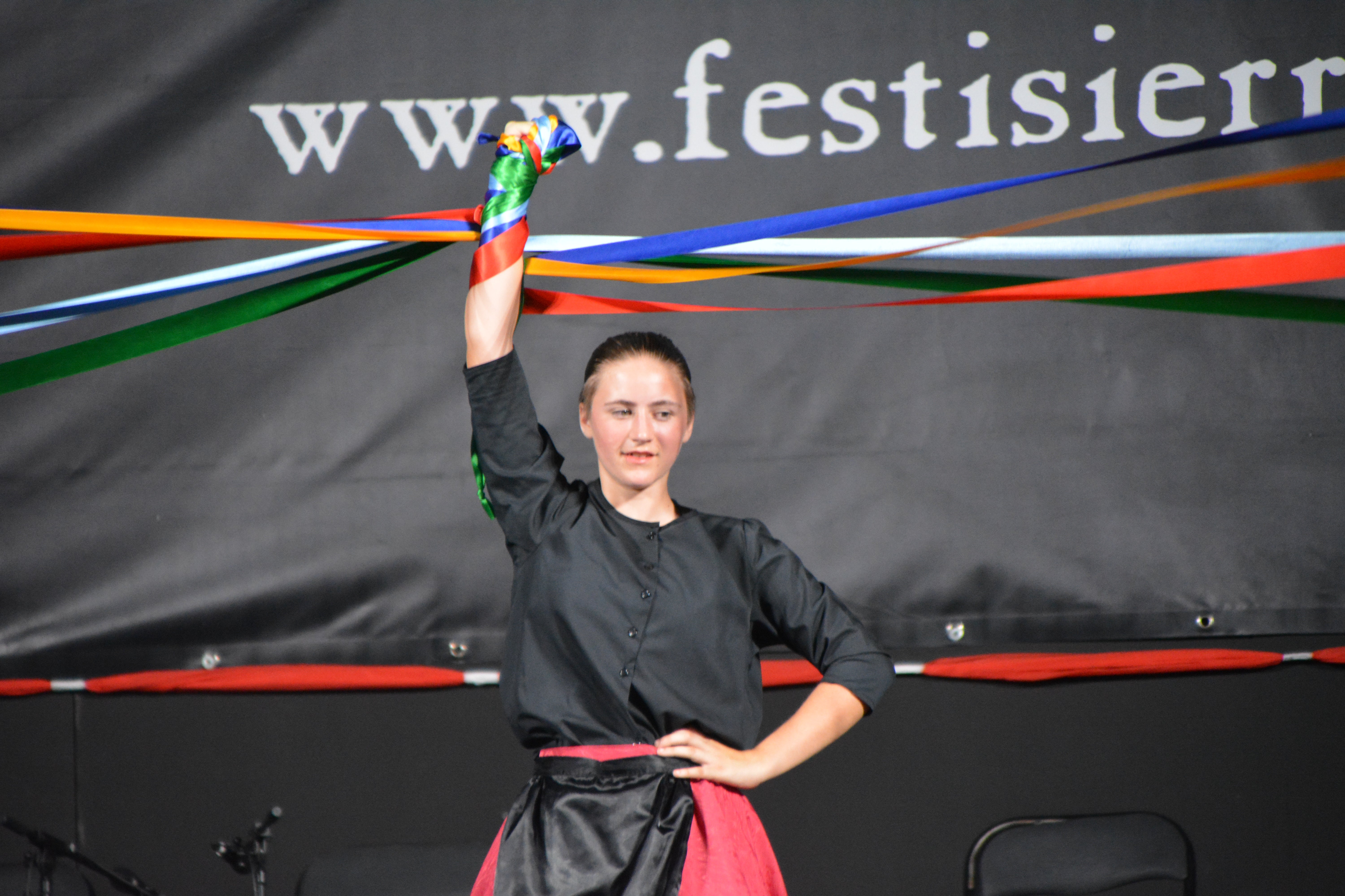 Color y elegancia en la gala de folklore infantil