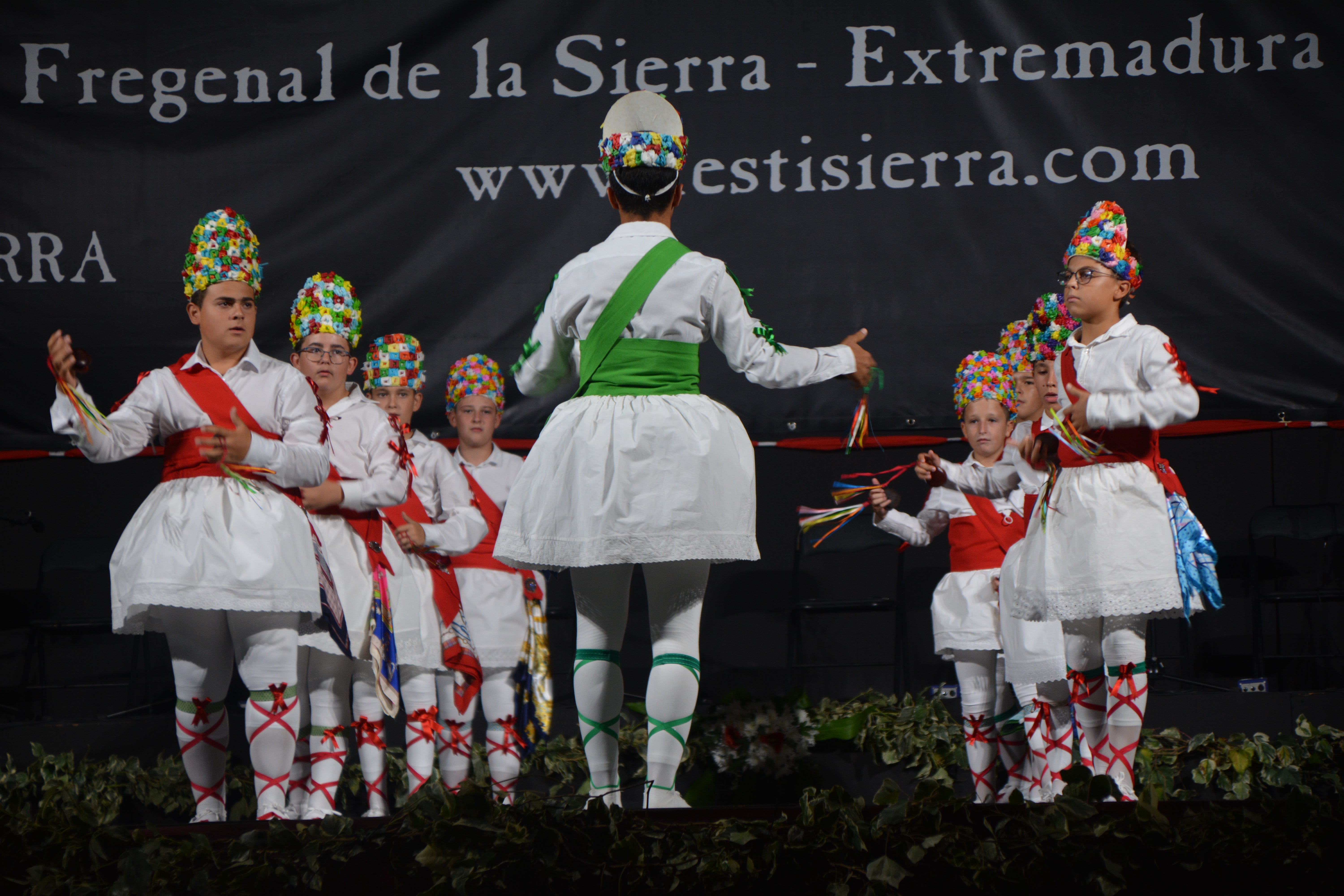 Color y elegancia en la gala de folklore infantil