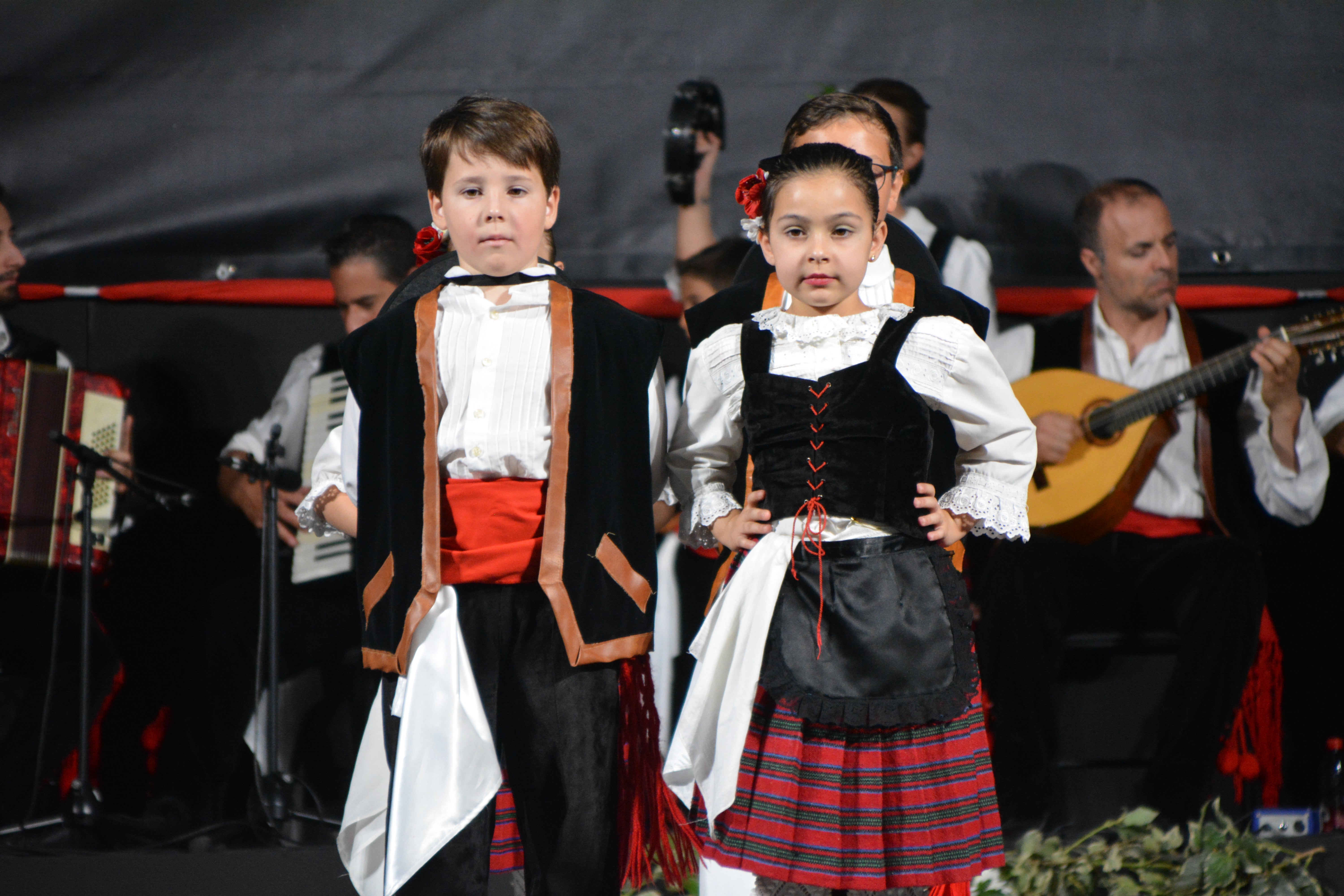 Color y elegancia en la gala de folklore infantil