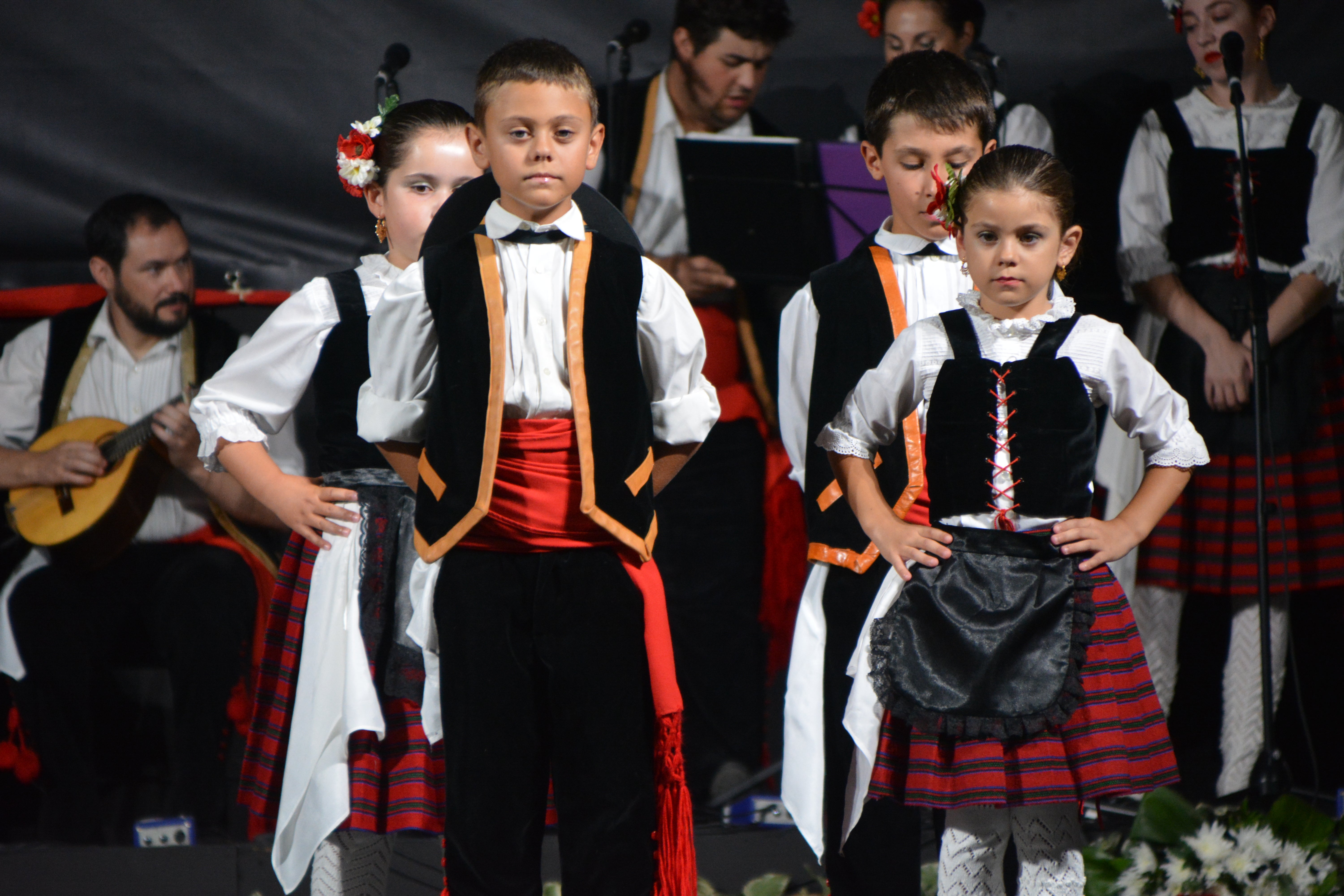 Color y elegancia en la gala de folklore infantil