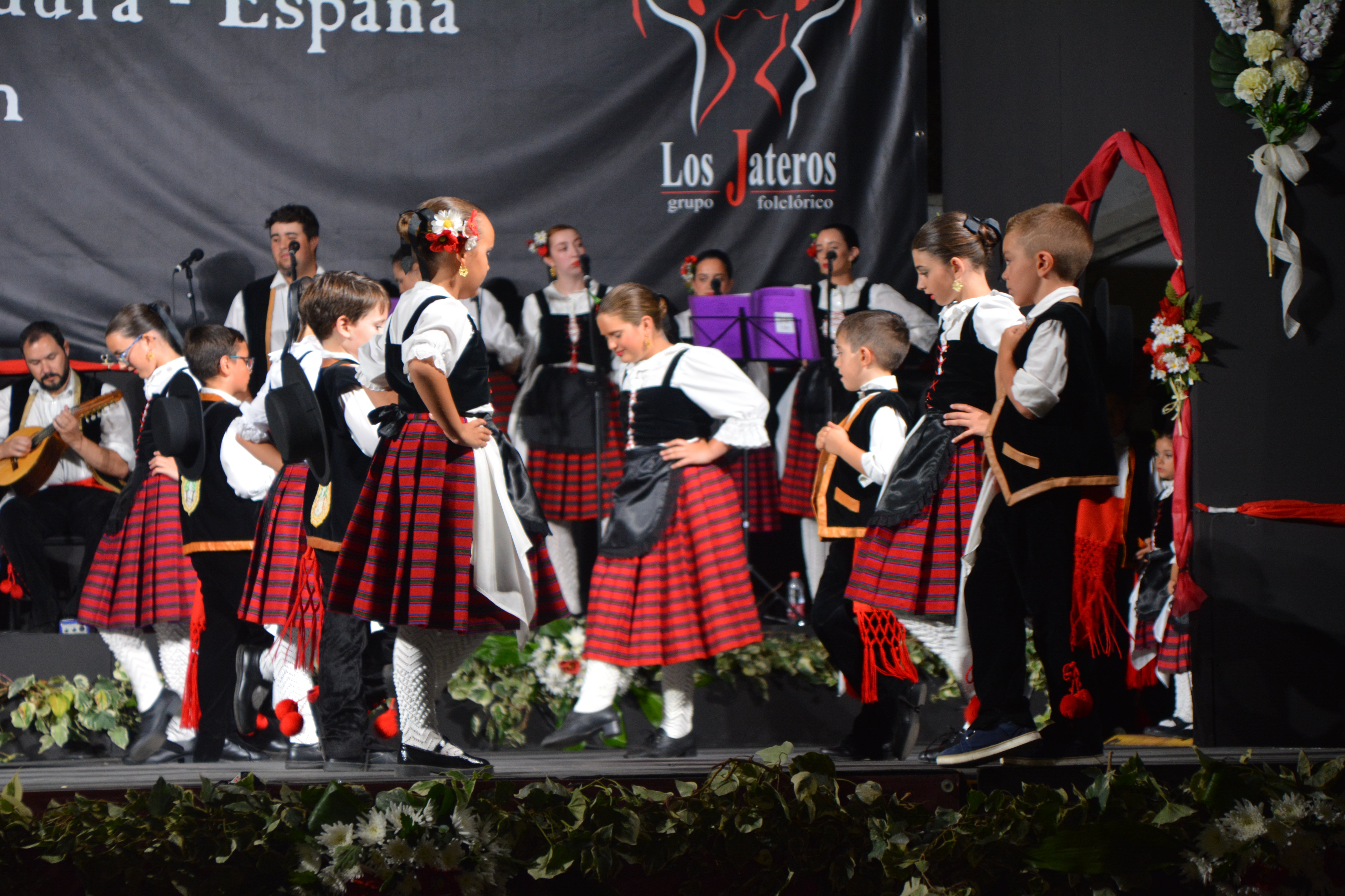 Color y elegancia en la gala de folklore infantil
