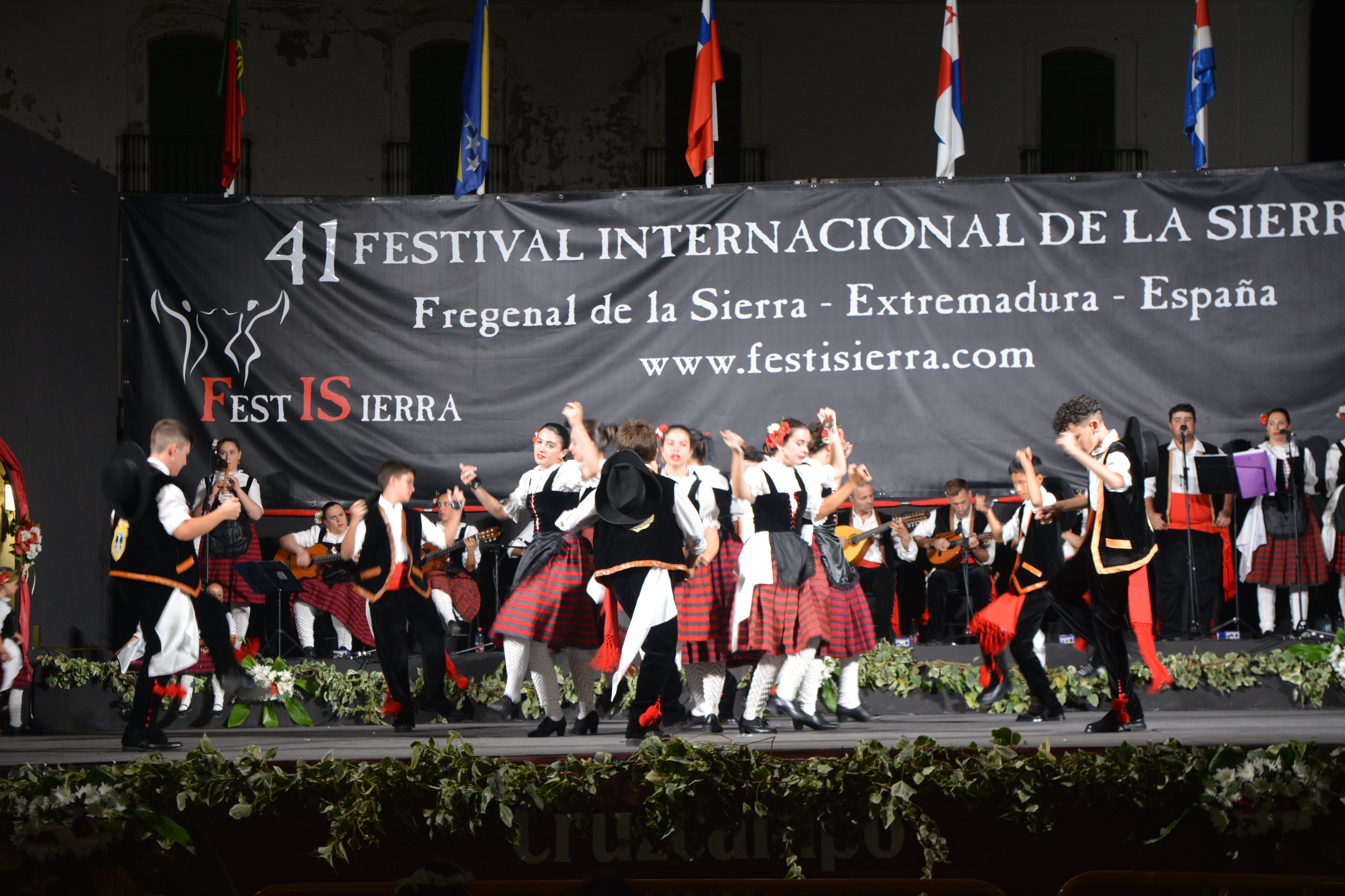 Color y elegancia en la gala de folklore infantil
