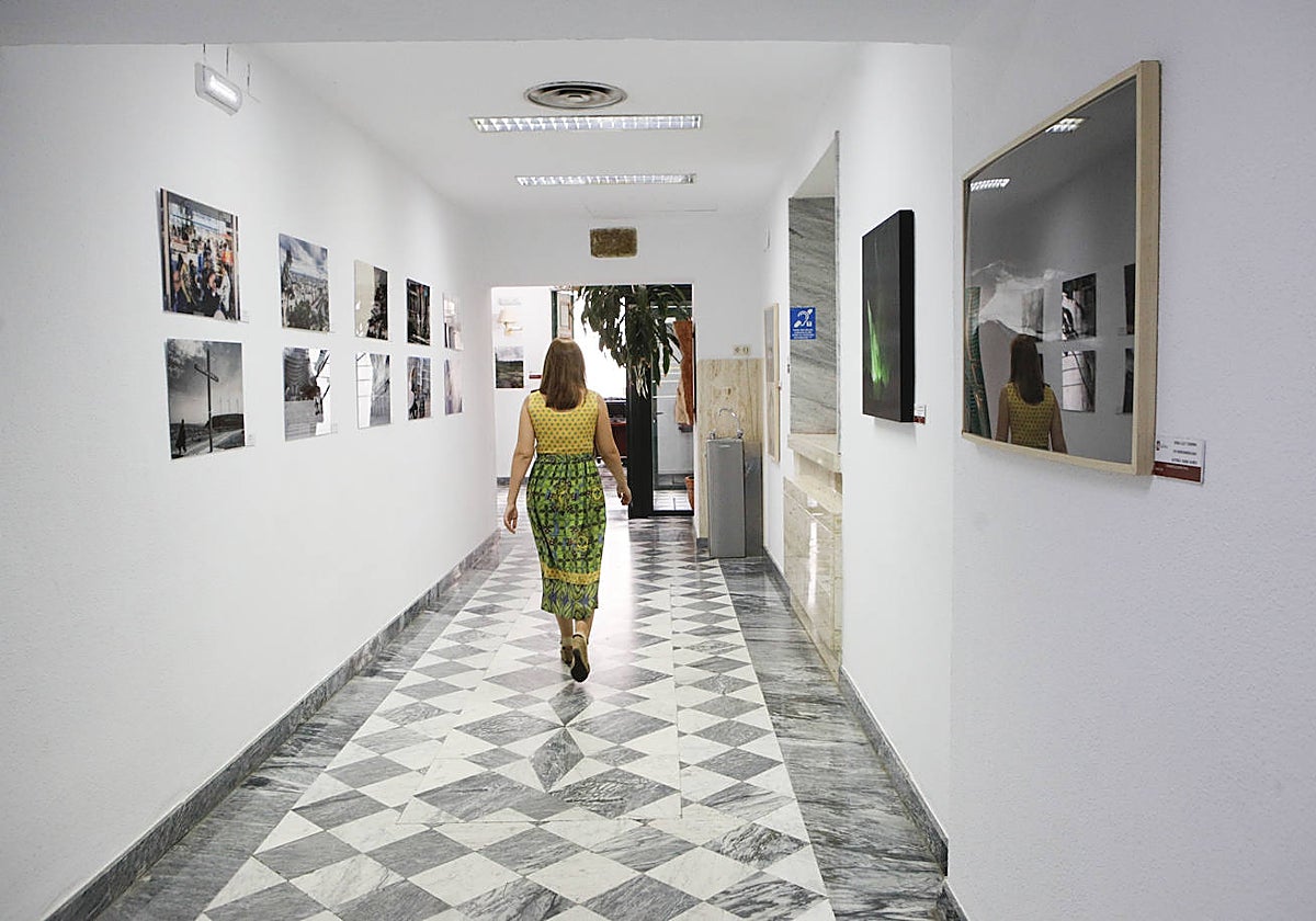 Aspecto de los pasillos del ayuntamiento este lunes a media mañana.