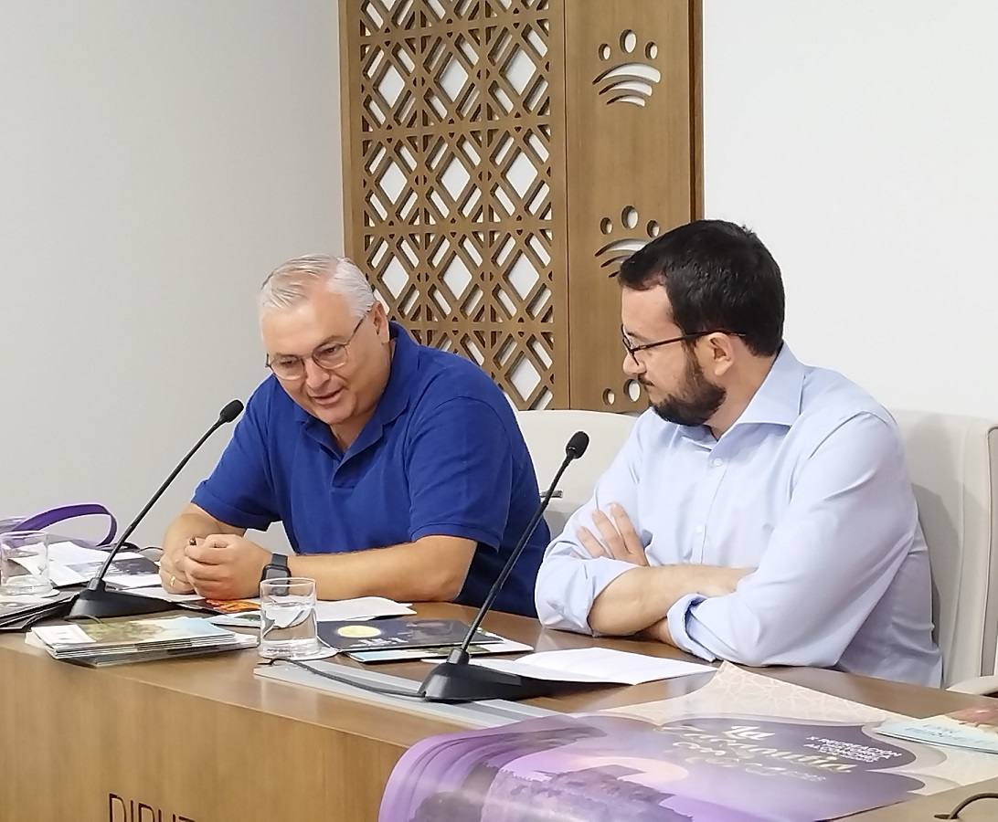 Imagen principal - Arriba, el alcalde, junto al diputado provincial de Turismo. Abajo, Begoña Martínez y Manuela González, impulsoras del cuento sobre la Zaragutía Mora, y cartel sobre la fiesta.