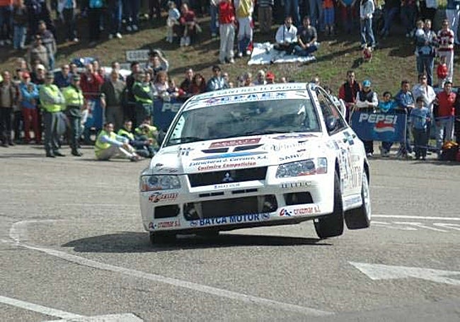 A dos ruedas uno de los participantes en el año 2006.