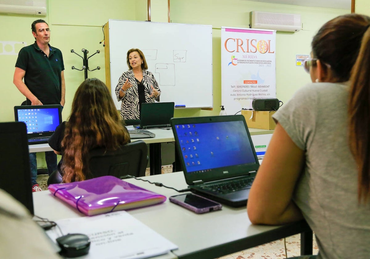 Catalina Alarcón, delegada de Servicios Sociales, en una de las formaciones.