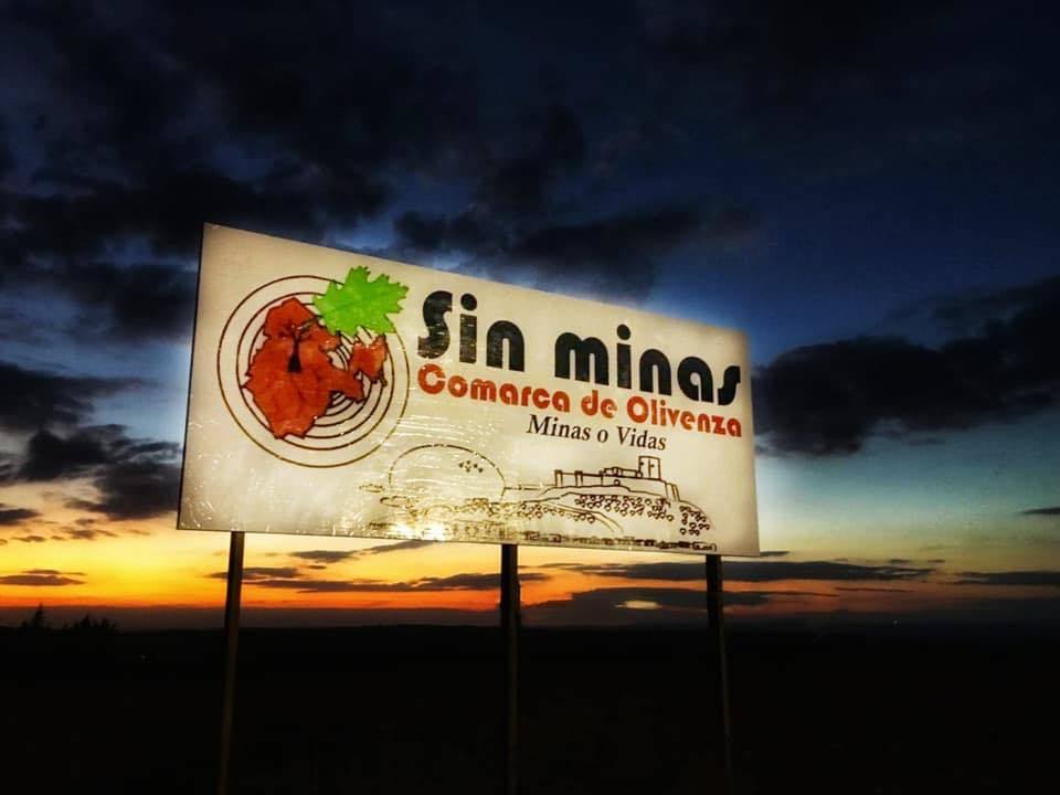 Valla publicitaria de las plataformas antimina, a la salida de Olivenza.