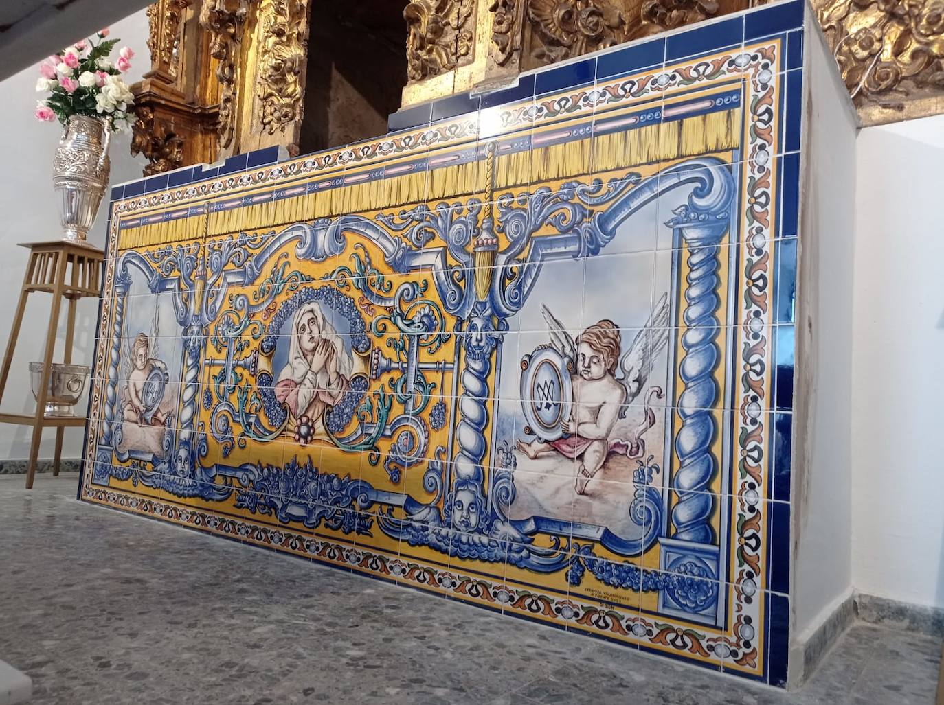Detalle del mural recién instalado en la base del retablo de la ermita de la Soledad de Alconchel.