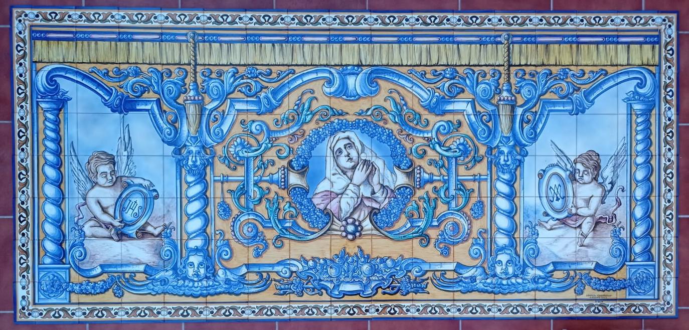 Imagen principal - Arriba, mural recién sacado del horno, visto frontalmente. Abajo, detalle durante su fase de elaboración, y panorámica del retablo de madera con la hornacina antigua con los restos de pinturas orginales.