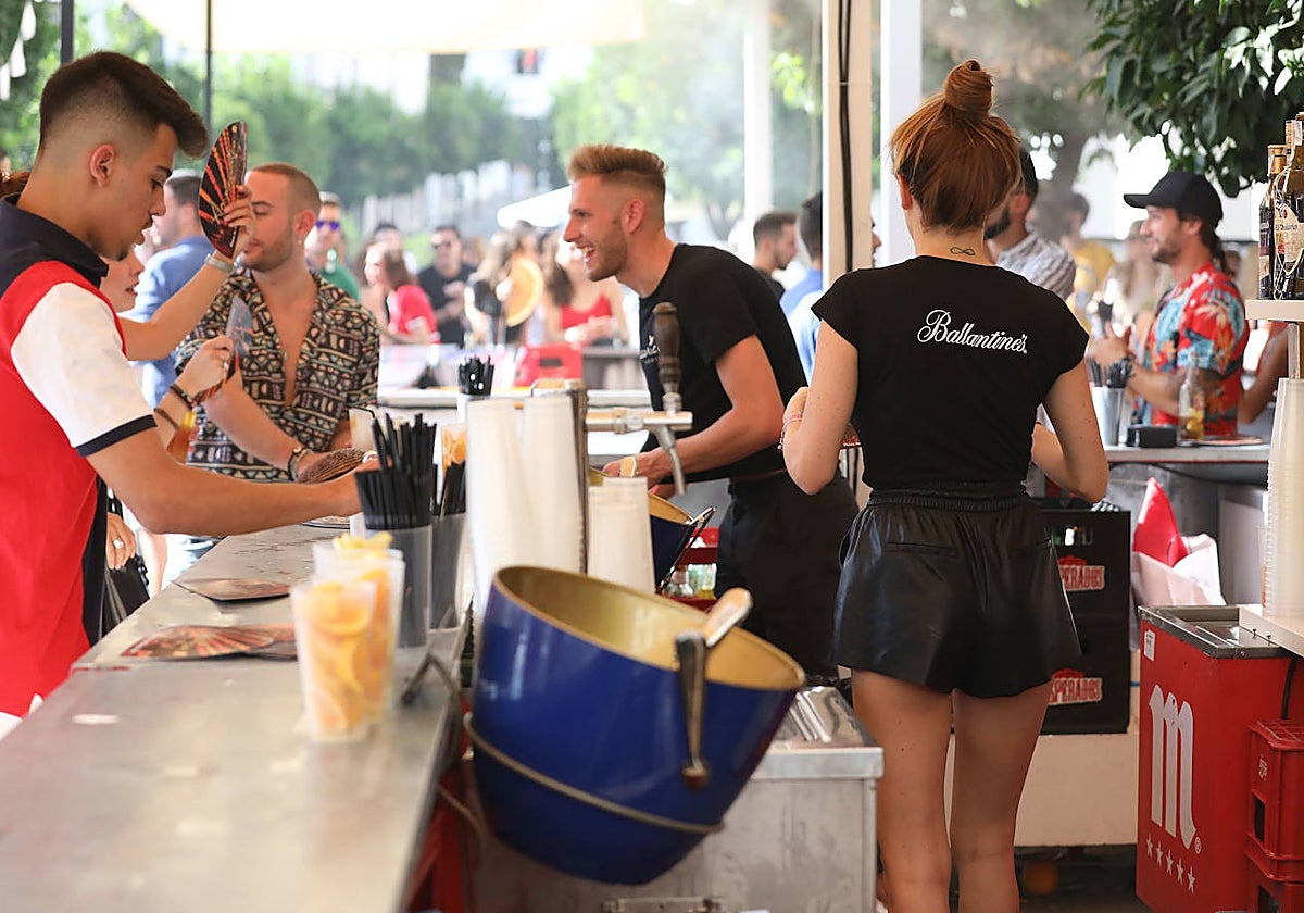 Emeritenses disfrutando de la Feria en las barras exteriores.