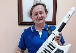 Enrique el Músico, en su casa con su teclado de bandolera.