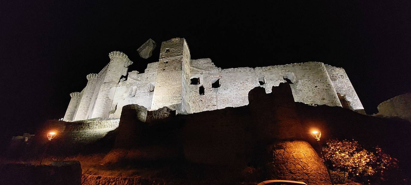 Así luce el Castillo de Belvís de Monroy con su nueva su iluminación artística