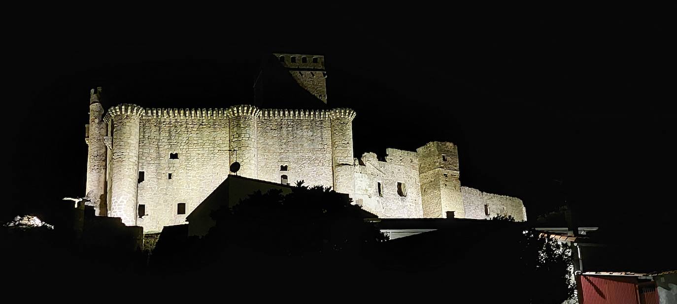 Así luce el Castillo de Belvís de Monroy con su nueva su iluminación artística