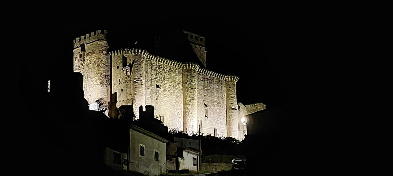 Así luce el Castillo de Belvís de Monroy con su nueva su iluminación artística
