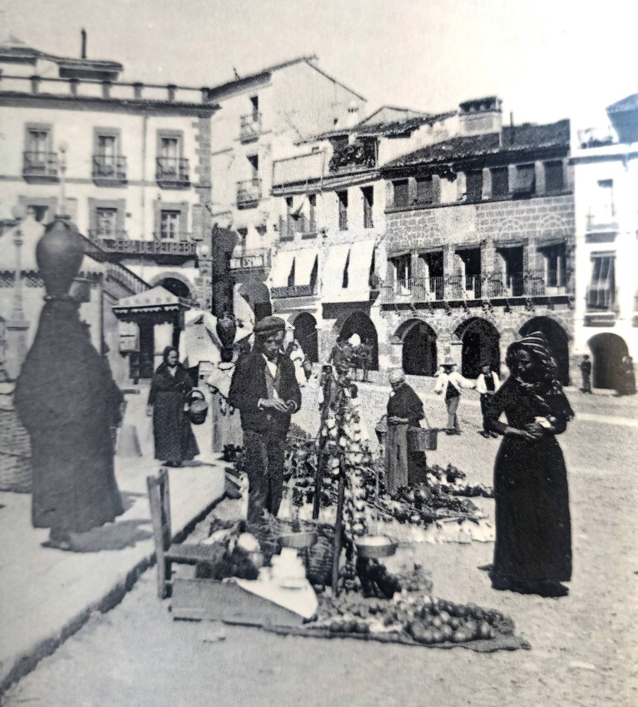 Imagen de 1913 de la Plaza Mayor. Al fondo están los soportales en donde se ubicaba la llamada 'imprenta de los curas', la Imprenta Católica de Santos Floriano en la que se imprimía el diario 'La Montaña'.