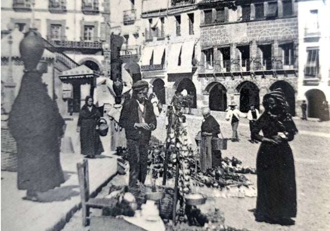 Imagen de 1913 de la Plaza Mayor. Al fondo están los soportales en donde se ubicaba la llamada 'imprenta de los curas', la Imprenta Católica de Santos Floriano en la que se imprimía el diario 'La Montaña'.