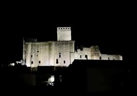 Así luce el Castillo de Belvís de Monroy con su nueva su iluminación artística