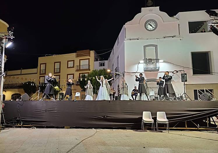 Imagen principal - Ritmo y color durante el Festival Folclórico de los Pueblos del Mundo