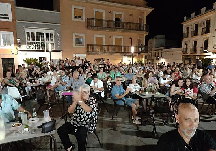 Imagen principal - Ritmo y color durante el Festival Folclórico de los Pueblos del Mundo