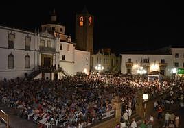 El Paseo de la Constitución se mostraba abarrotado durante la gala de clausura del Festisierra