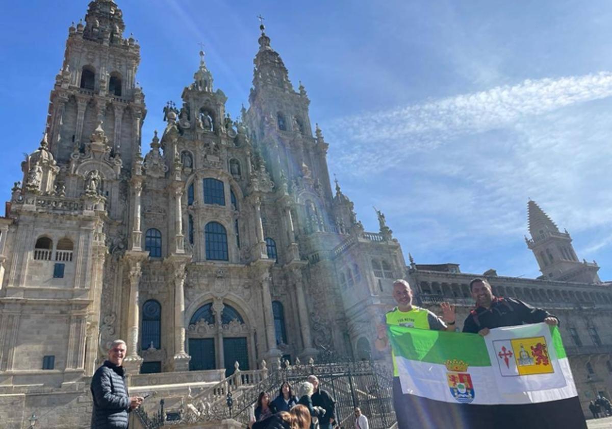 Alejandro Ortiz (izquierda) y su amigo Fran, con la bandera de Extremadura en la plaza del Obradoiro. Hoy