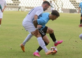 Álex Escardó en el duelo del Mérida ante el Córdoba.