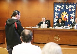 J.D T.M. en 2007, ante los magistrados de la Audiencia Provincial que le condenaron a 15 años por violar y dar una paliza a una joven.