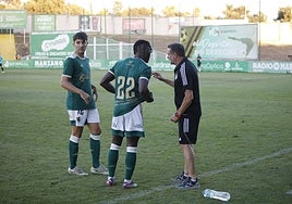 Julio Cobos dando instrucciones a sus jugadores en el duelo ante el Mérida.