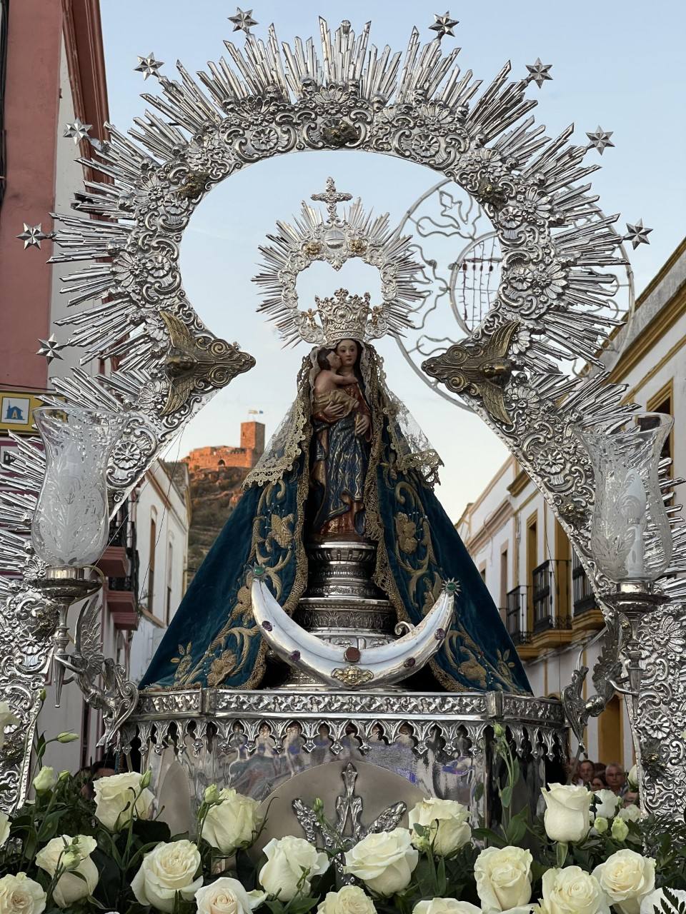 Imagen de la Virgen de la Luz de Alconchel, durante su procesión en 2022.