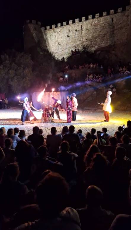 Imagen secundaria 2 - Arriba, otro momento de la ruta, a cargo de Samarkanda Teatro. Abajo, representación de la batalla a cargo de 'Ante Bellum' y representación de la boda con Tupá Percusión Teatral.