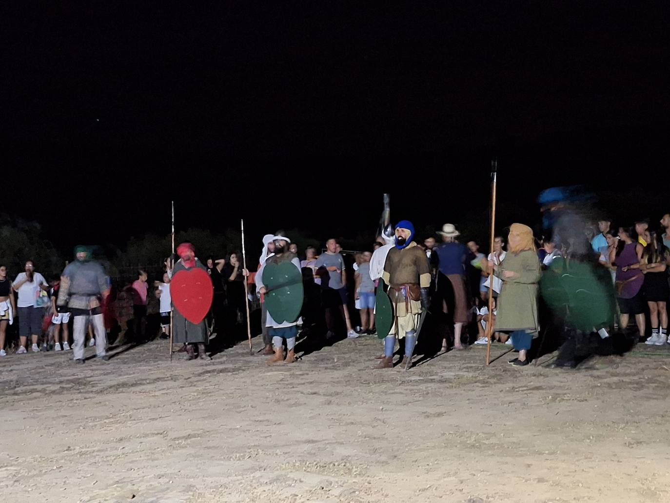 Imagen secundaria 1 - Arriba, otro momento de la ruta, a cargo de Samarkanda Teatro. Abajo, representación de la batalla a cargo de 'Ante Bellum' y representación de la boda con Tupá Percusión Teatral.