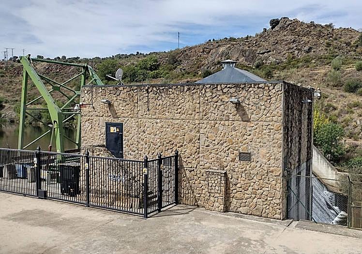 Imagen principal - Exterior de la central hidroeléctrica en la que ocurrieron los hechos. / En las imágenes del interior: espacios pequeños y estrechos por los que tuvieron que acceder los bomberos.